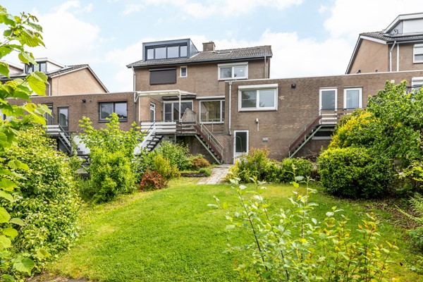 Foto - Te koop: Een ruime twee-onder-een kapwoning met inpandige garage, groot souterrain en goed formaat tuin gelegen op het Zuidwesten op een prima locatie in Wijlre.